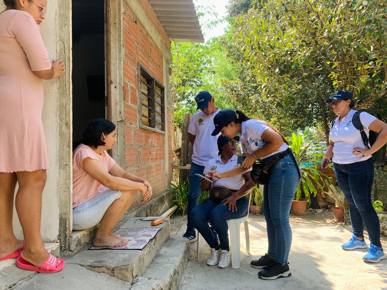 Corvivienda realiza cuestionario de perfilamiento piloto casa a casa en Arroz Barato.
