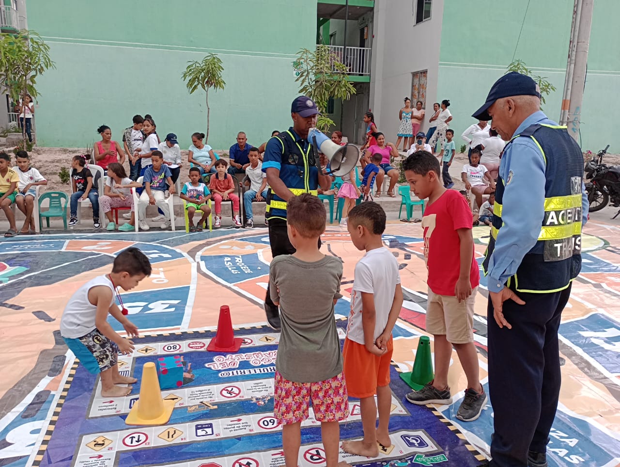 120 niños de mi comunidad Ciudadela de La Paz aprenden jugando sobre educación vial.

